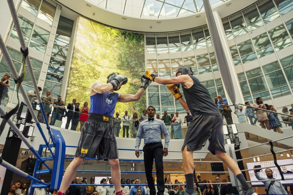 Le ring au centre de l'atrium, public sur trois niveaux