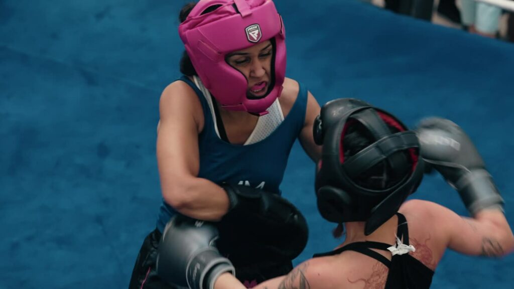 Gros plan d'une combattante sous son casque